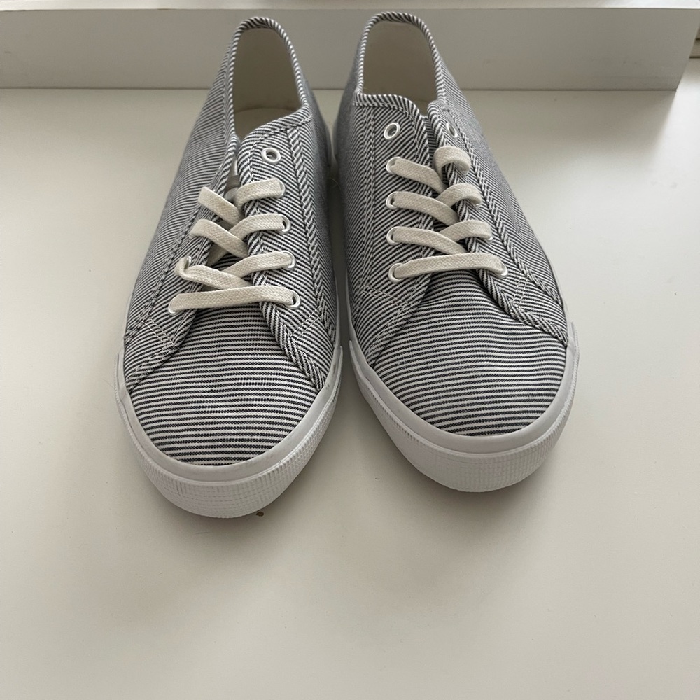Old Navy Women’s Navy Blue and White Stripe Tennis Shoes Size 10
